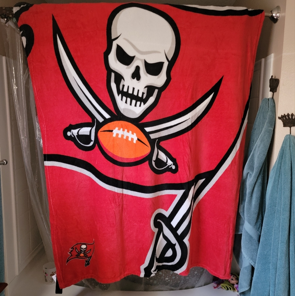 NWT TAMPA BAY BUCS SUPER SOFT BLANKET *** FINAL MARKDOWN ***